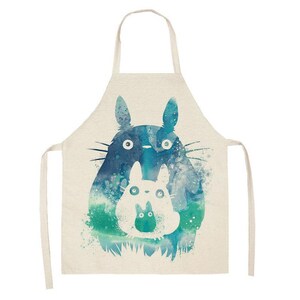 Puede incluir: Delantal beige con una ilustraci&oacute;n de acuarela de dos personajes de Totoro en tonos azules y verdes. El delantal tiene un lazo para el cuello y lazos en la cintura, ideal para la cocina.