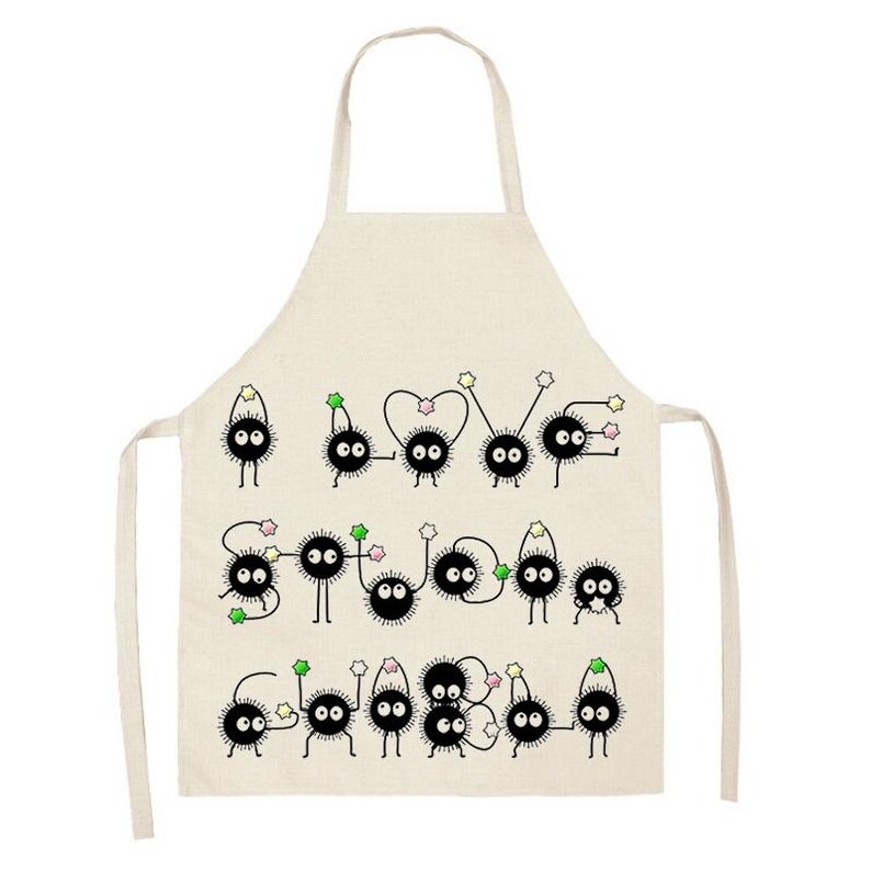 Puede incluir: Delantal beige con un dise&ntilde;o caprichoso de personajes negros y redondos con ojos grandes, conectados por l&iacute;neas y estrellas. Los personajes est&aacute;n dispuestos en un patr&oacute;n l&uacute;dico en la parte delantera del delantal. Tiene un lazo para el cuello y lazos en la cintura.
