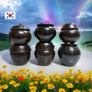 Puede incluir: Una taza de cerámica blanca con un asa negra y el texto "But first, coffee" en negro, con una fuente de estilo manuscrito. La taza está sobre una superficie blanca.