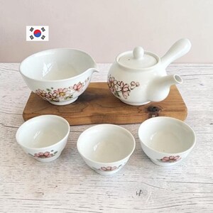 Koreanskt teset i vitt porslin för 3, kosmosblomma | YEJO