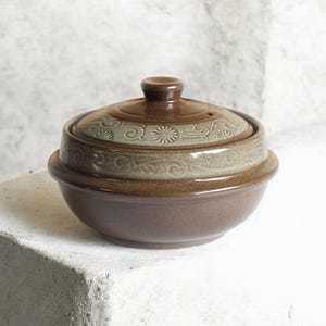 Korean Ceramic Ttukbaegi Clay Pot with Lid – Floral Engraved, Stovetop Safe, S to 2XL | YEJO