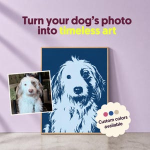 Op de afbeelding: Een ingelijste kunstdruk met een gestileerd lichtblauw hondenportret op een donkerblauwe achtergrond. De afbeelding bevat een foto van een hond en de tekst "Verander de foto van je hond in tijdloze kunst". Aangepaste kleuren beschikbaar.