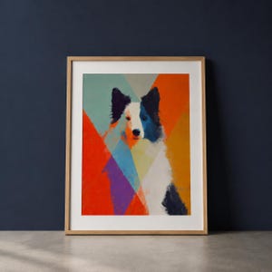 Op de afbeelding: Abstracte kunstprint van een hond met een witte snuit, zwarte oren en een zwart-wit lichaam. De achtergrond heeft kleurrijke geometrische vormen in oranje, blauw en paars. Het kunstwerk is ingelijst in een licht houten frame.