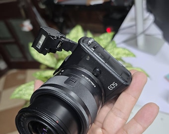 Cámara sin espejo Canon EOS M100 con objetivo, cámara compacta, cámara digital, cámara para vlogging, cámara Canon para principiantes.