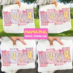 Könnte beinhalten: Weißes Sweatshirt mit dem Wort "MAMA" in einem farbenfrohen Patchwork-Design. Jeder Buchstabe ist in einem anderen Muster, einschließlich Blumen-, Vichy- und Leopardenmuster. Das Sweatshirt hat rosa Schleifen und den Text "MAMA PNG DIGITAL DOWNLOAD".