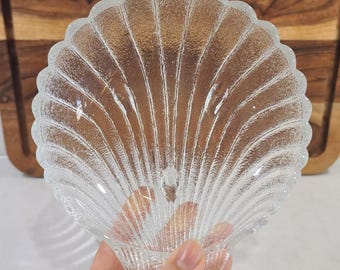 Set of 2 Vintage Anchor Hocking Glass Shell Bowls, 5" Footed Clamshell Candy Dish, Coastal Decor, Nut Bowl, Arcoroc Coquillage Style