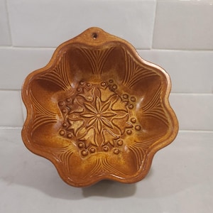 Vintage Franse terracotta cakevorm amber geglazuurd aardewerk sneeuwvlok bloemen puddingvorm - muur hangend keukendecor - keramische sterschotel