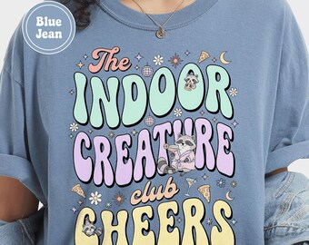 Camiseta del Club de Criaturas de Interior, Camiseta divertida de mapache de Comfort Colors, Regalo para personas introvertidas y hogareñas, Gráfico pastel retro de los 70, Ropa para quedarse en casa
