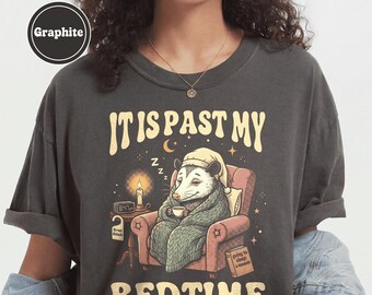 Camiseta "Ya es hora de dormir", camiseta divertida de zarigüeya, regalo para personas introvertidas y hogareñas, ropa con humor soñoliento, camiseta gráfica acogedora, Comfort Colors 1717