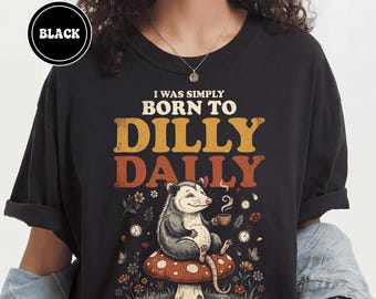 Camiseta Born To Dilly Dally, camiseta divertida de zarigüeya, ropa anti-esfuerzo, camiseta gráfica de humor sobre TDAH, estética goblincore, regalo de meme de Comfort Colors