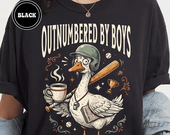 Camiseta "Superados en número por chicos" / Camiseta divertida para mamás de niños con estampado de ganso / Comfort Colors 1717 / Regalo para mamás de niños / Camiseta para el Día de la Madre