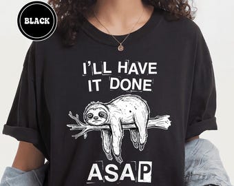 Camiseta "Lo haré lo antes posible, pero lo más lento posible" / Camiseta divertida con estampado de perezoso / Comfort Colors 1717 / Regalo para procrastinadores / Camiseta divertida para el trabajo