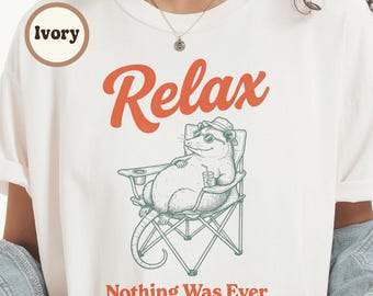 Camiseta Relax Nothing Was Ever Under Control / Camiseta divertida de zarigüeya / Comfort Colors 1717 / Camiseta de humor sobre la ansiedad / Regalo divertido para ella