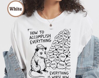 Cómo lograrlo todo Camiseta de zarigüeya / Camiseta divertida de agobio / Colores cómodos 1717 / Regalo de humor sobre el agotamiento / Camiseta divertida de productividad