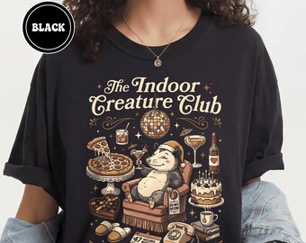 Camiseta del Club de Criaturas de Interior, Camiseta divertida de zarigüeya "Brindemos por quedarnos en casa", Regalo para introvertidos hogareños, Camiseta gráfica vintage acogedora, Colores cómodos