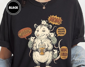 Camiseta de mamá zarigüeya sobreestimulada / Camiseta gráfica divertida para mamás / Comfort Colors 1717 / Regalo para el Día de la Madre / Camiseta divertida sobre la vida de mamá