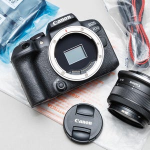 Canon EOS R10 Mirrorless Camera Kit RF-S 18-45mm – Excellent Condition, Fast Autofocus, Great for Travel & Vlogging