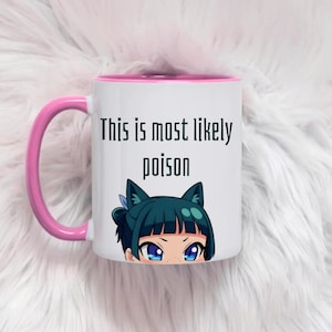 Könnte beinhalten: Ein weißer Keramikbecher mit rosa Henkel und Rand. Auf der Vorderseite steht der schwarze Text 'This is most likely poison' über einer stilisierten Illustration einer Anime-Figur mit dunkelblaugrünem Haar, Katzenohren und großen blauen Augen.