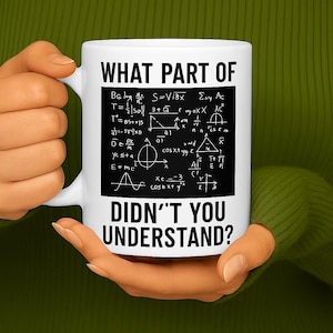 Può includere: Un set di tre tazze in ceramica con finitura opaca e macchiettata. Le tazze sono nei toni del crema, grigio chiaro e grigio scuro. Ogni tazza ha un design minimalista e un manico arrotondato. Per caffè o tè.