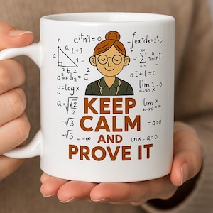 Può includere: Tazza in ceramica bianca con un'illustrazione a cartoni animati di una persona ed equazioni matematiche. La tazza presenta il testo marrone "KEEP CALM AND PROVE IT". Un ottimo regalo per gli appassionati di matematica.