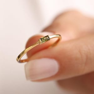 Anel em Ouro 14K com Pedra de Nascimento em Baguete: Anel delicado para usar em conjunto com outros anéis, Anel minimalista com pedra de nascimento em baguete, Presente para o Dia das Mães, Presente significativo para o Dia das Mães.