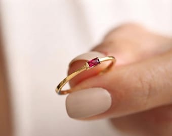 Anello in oro 14 carati con pietra portafortuna a baguette: anello impilabile delicato, anello minimalista con pietra portafortuna a baguette, regalo per la festa della mamma, regalo significativo per la festa della mamma.