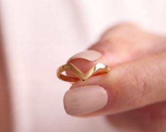 Obrączka ślubna z 14-karatowego złota z wzorem w jodełkę i zakrzywioną opaską w kształcie litery V, prosty pierścionek zaręczynowy z wzorem w kształcie litery V, wyprofilowany pierścionek zaręczynowy na kostkę