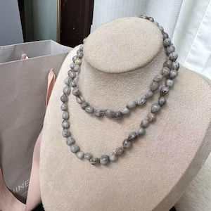 ヴィンテージスタイルのハトムギの種ネックレス | 天然グレーのハトムギの種を使ったボヘミアン風ロングセーターチェーン