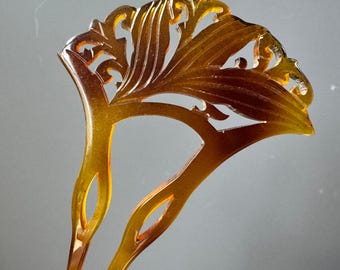 ヴィンテージの日本製かんざし、手彫りのイチョウの葉、温かみのある琥珀色のプラスチック、U字型ヘアスティック