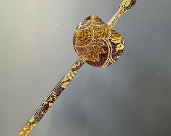 Horquilla japonesa Nishijin-ori Kanzashi antigua, horquilla en forma de abanico con tejido de brocado dorado.
