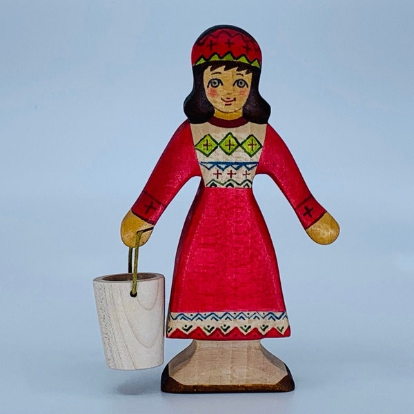 Spielzeug Frau mit Eimer Holz rot buntes Kleid 7,5 x 13 x 2,2cm (bxhxs) 60 gr.