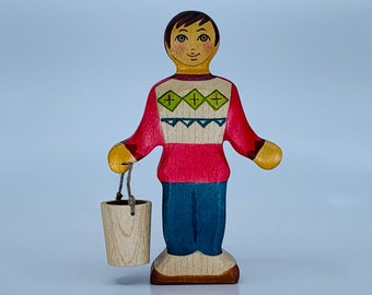 Toy man with bucket wood blue red 8.5 x 13 x 2.2 cm (wxhxs) 66 gr.