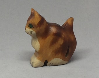 Jouet chaton en bois marron à rayures taille assise : 3,6x3,6 x 1,6 cm (lxhxs) environ 8 gr.