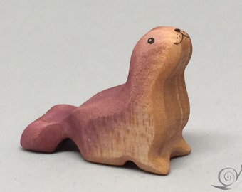 Toy Seal Baby Wood gris color rosa Medidas: 5.0 x 4.0 x 2.0 cm (wxhxs) aprox. 9.0 gr.