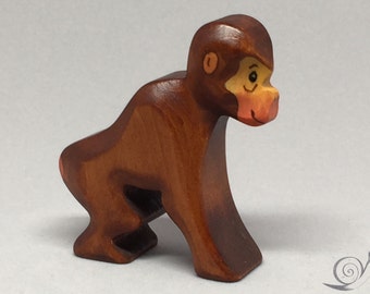 Scimmia giocattolo mamma scimmia legno marrone rosso seduta dimensioni: 6,5 x 6,5 x 2,0 cm (lxhxs) circa 20,0 gr.