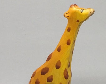 Jouet girafe en bois de couleur ocre marron debout petite taille : 10,5x 14,0 x 2,2 cm (lxhxs) environ 50 gr.