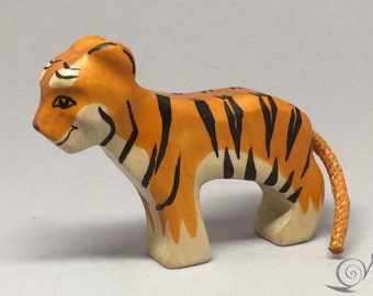 Spielzeug Tiger Junges Holz mehrfarbig orange schwarz Streifen stehend Grösse 9,5 x 7,0 x 2,0 cm (bxhxs)  ca. 30,0 gr.