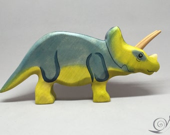 Giocattolo Dino Triceratops in legno verde blu | Dimensioni: 19,5 x 8,3 x 3,0 cm (lxhxs) circa 130 g.