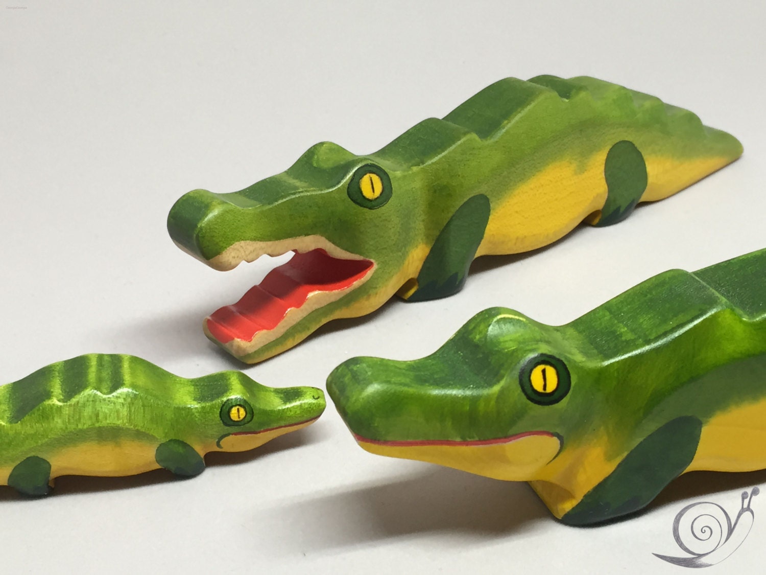 おもちゃのワニの木、緑、黄、赤、口が開いた大サイズ: 21.0 x 4.0 x