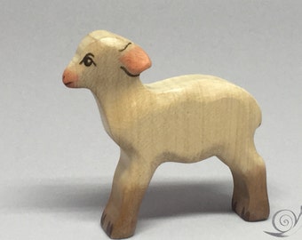 Spielzeug Lamm Holz grau weiß farbig stehend  Größe: 6,5 x 6,0 x 1,5 cm (bxhxs)  ca. 15,0 gr.