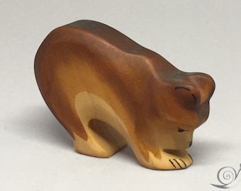 Ours en peluche en bois de couleur marron, petit assis Dimensions : 7,5 x 5,4 x 2,2 cm (lxhxs) environ 35,0 gr.