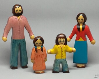 Familia de juguetes 4 figuras color azul rojo naranja amarillo verde