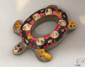 Spielzeug Ring Schildkröte Spielzeug Holz farbig | Größe: 10,0 x 8,0 x 2,0 cm (bxhxs) ca. 45 gr.