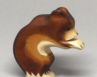 Toy bear wooden brown colourful  small sitting Size: 7,5 x 5,4 x 2,2 cm (bxhxs)  ca. 35,0 gr.