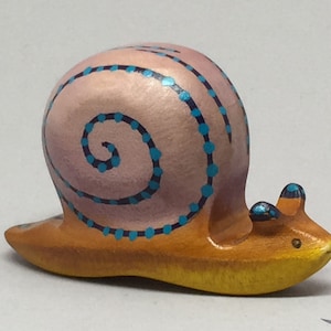 Lumaca giocattolo in legno colorato marrone, rosa, blu con pois Dimensioni: 8,0x 4,5 x 2,5 cm lxhxs ca. immagine 1
