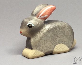 Jouet lapin en bois gris assis Lapin de Pâques taille : 7,0 x 5,5 x 2,0 cm (lxhxs) environ 25,5 gr.