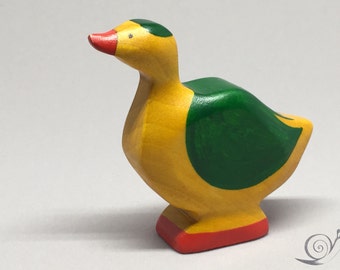 Jouet canard debout bois coloré vert jaune Dimensions : 6,5 x 7,0 x 2,0 cm (l x h x p) environ 20,0 g.