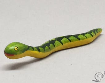 Toy Snake child  wood green yellow | Size: 8,0 x 1,0 x 1,0 cm (bxhxs)  ca. 2,0 gr.