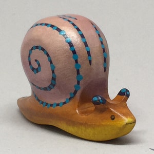 Lumaca giocattolo in legno colorato marrone, rosa, blu con pois Dimensioni: 8,0x 4,5 x 2,5 cm lxhxs ca. immagine 3