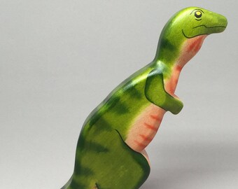 Jouet Dino Hypsilophodon en bois de couleur vert-jaune | Taille : 15,0x 17,0 x 3,0 cm (lxhxs) environ 129 g.